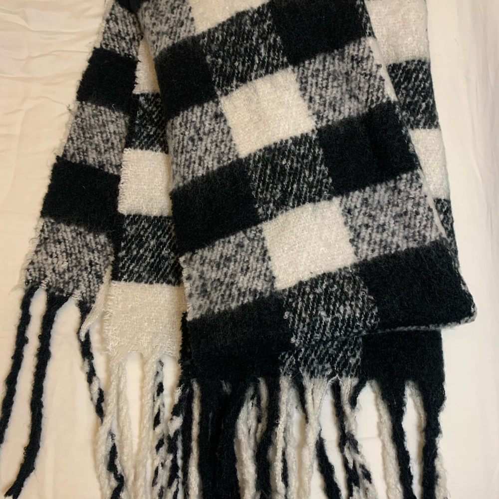 Black & White Plad Blanket Scarf Large Cozy INC International Concepts